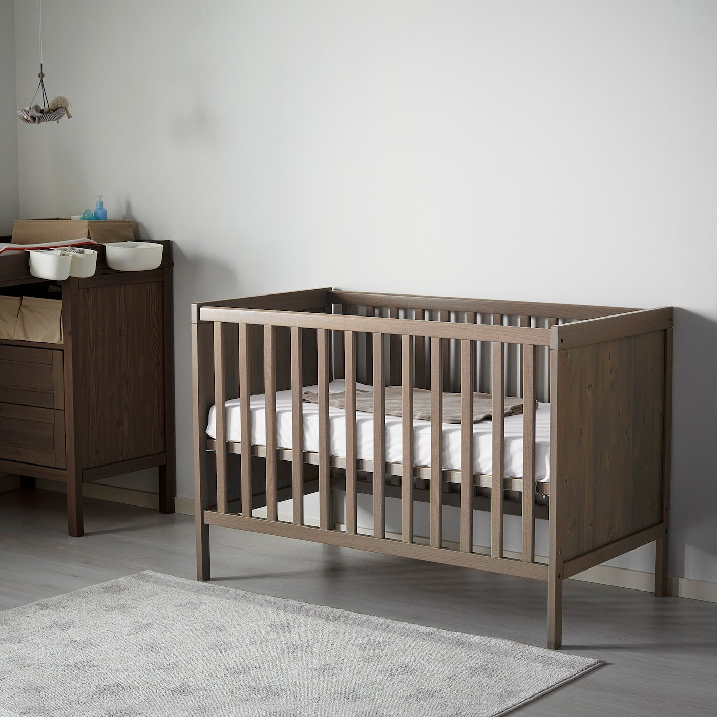 SUNDVIK Lit bébé, gris brun, 60x120 cm IKEA Kadolog
