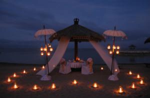 Diner Romantique à Bali En Bord De Plage Kadolog