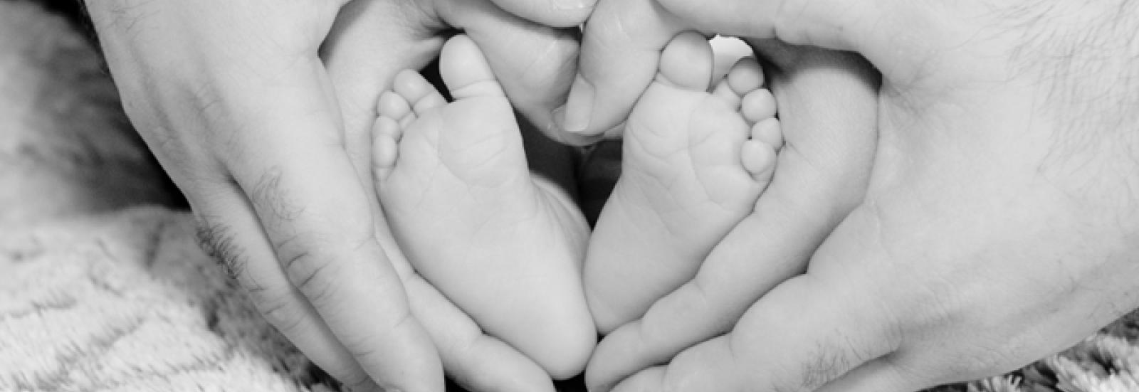 Grosse Petite Main Mignonne Avec De Petits Ongles D'un Bébé